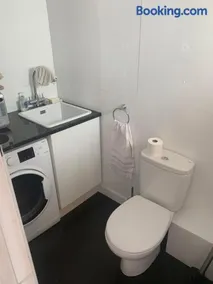 Lovely Two Bedroom Town House - Minimum 2 Night Stay - Image 2