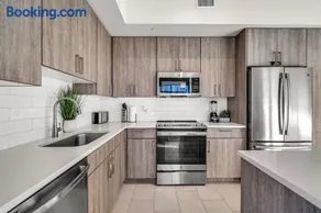 Luxury 2BR with City Views on Biscayne Blvd - Image 4