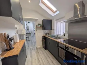 6 bedroom 6 Ensuite 1 min to M6 Jct 9 15 min to Bham - Image 4