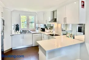 Stylish 2BR City Escape next Harbour with 2 parking - Image 3
