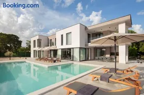 Villa KM 5 Bedroom with heted pool and garden - Image 1