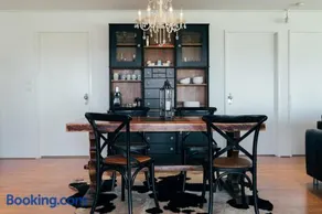 Stylish 2-Bed Home, Stunning View, Fire Pit, Festoon Lights, BBQ and walk to Pub - Image 5