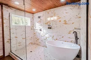 Modern Cabin with Sauna, Tub, Firepit and Views - Image 5