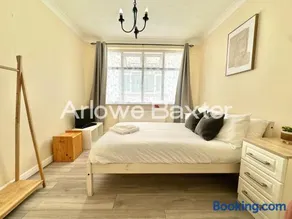 Spacious 2BR Flat in Harold Wood - Image 3