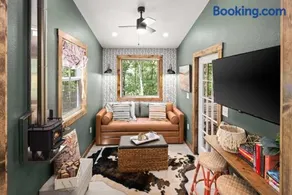 Rustic Cabin Retreat - Cozy Stove & Fresh Eggs - Image 1