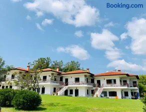 Xenius Zeus Apartments in Kriopigi - Image 1