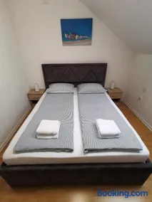Apartman Batuda,moderno opremljen apartman u centru Đurđevca, u cijeni WELLNESS, sauna, bazen u obližnjem hotelu, mini zoo, 5G internet, R1 račun, SELF CHECKIN - Image 1