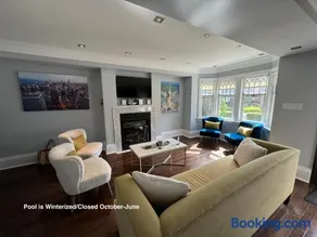 Leaside Rental with Great Backyard & Pool - Image 2