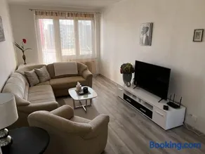 Bright and Comfy Apartment with Free Parking - Image 2