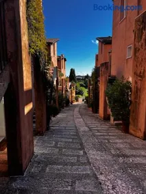 Welcome Traveller Charm Montees Marciaga - Image 2