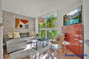Treetop Retreat Cozy 2 Bedroom in Grove - Image 2