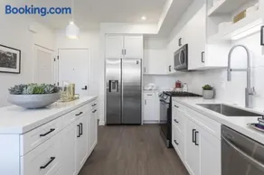 Noho Alexan Modern 2bed Duo with FREE Parking - Image 2