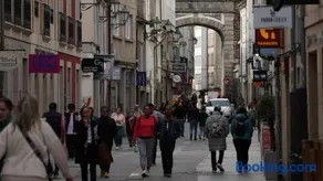 Apartamento DENTRO DE MURALLA y PARKING GRATUITO en pleno centro - Image 5