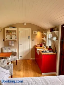 Sheelin Shepherds Hut 2 with Hot Tub - Image 2