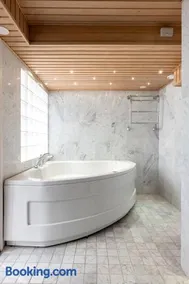 2ndhomes Luxury 220m2 apartment with spa & private gym - Image 1