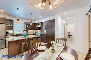 Stunner apt with fireplace grill partial ocean views & partial AC - Image 4