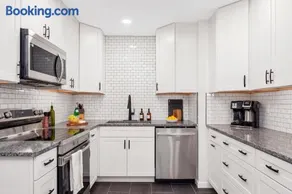 The Bauhaus - 4BR,3BA ,Families , Ample Parking - Image 2