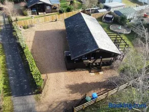 Cheerful 3-bedroom cabin with hot tub - Image 3
