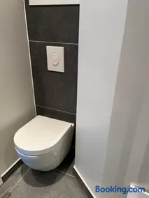 New renovated apartment, superb location and free parking - Image 5