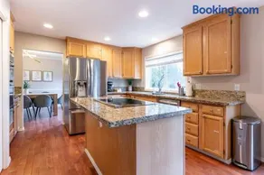 Spacious & Serene 6-Br Family Retreat in Kirkland - Image 3