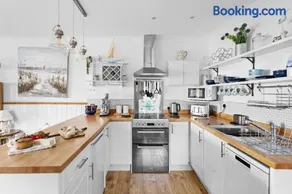 The Boathouse + Sea-view+ Sleeps 8 - Image 5