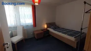 Gästehaus mit 3 separaten Schlafbereichen, Terrasse und Carport - Image 2