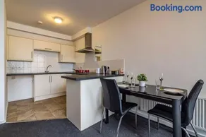 Modern flat in Eastwood Town centre - Image 3