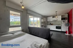 Bright studio with terrace near the tram - Image 3