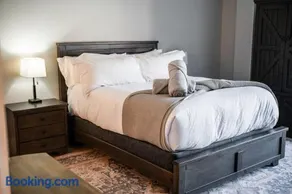 Luxury Downtown Loft - Balcony and Rooftop Bar! - Image 2