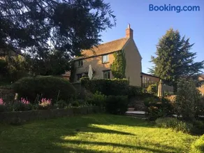 Hollyhock House Cotswold Farmhouse sleeps 10 - Image 1