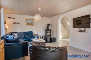 Cozy Holiday Home Near The Water With Space For 5 People - Image 3