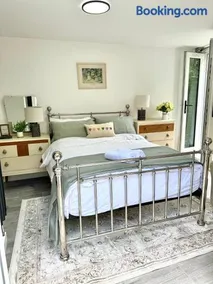 Oxford 5 BR Riverside House Garden River View Walk to City Centre Free Parking - Image 2