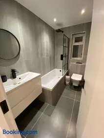 Semi-Private Suite with Garden and free parking - Image 4