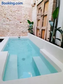 Design house with swimming pool near the sea - Image 1