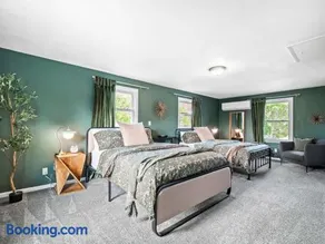 Spacious 4 Bedroom Sleeps 10 with Sauna and Hot Tub - Image 2