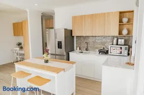 Entire Unit 02 Rooms 04 King Single Beds 11 kms to Goldcoast Airport - Image 3