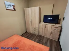 Zo. Low Budget House - Image 4
