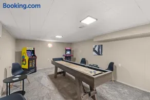 Hot Tub Game Room with Shuffleboard N64 Sleeps 8 - Image 5