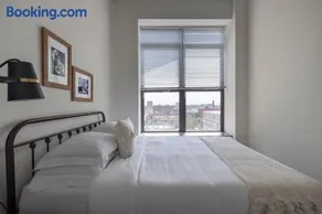 Modern 2BR Stay in South Loop with Optional Parking & Gym Access Near Museum Campus & Grant Park - Image 2