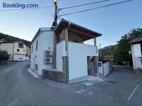 Hiša Hrastovlje - Countryside House - Image 1
