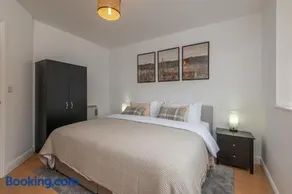 3-Bed Serviced Apt near M62, Leeds - Ideal for Up to 6 Guests - Long Stay Options - Free Parking and Wifi - Image 2