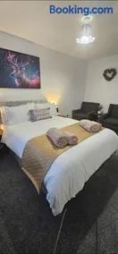 Deluxe Town Centre 2 Bedroom Apartment - Image 2