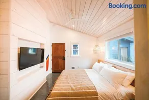 Shortboard Room includes Queen Bed - Image 3