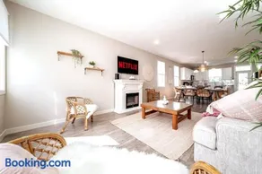 BoHo Vibes - Patio & BBQ - King Bed - Garage Parking - Image 3