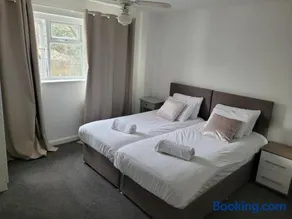 RentUnique Nimrod House 2 bed ample parking - Image 4