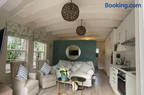 Gorgeous, private cottage in prestigious Newlands. - Image 1