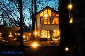 8Lantern サウナ付き民泊で日本10位 最大10名 大きな窓とウッドデッキの一体感 2025年完成 BBQ 貸し切り宿 - Image 1