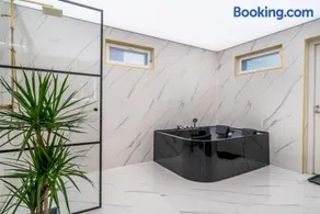 Modern apartment with jacuzzi and sauna - Image 3