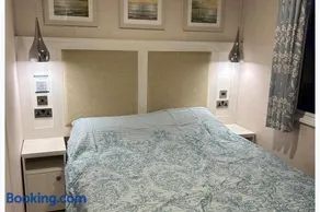 3 Bedroom Sleeps 8 - Free Parking - Balcony - Image 5