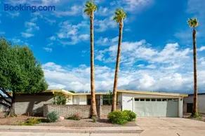 Mid-century 4BR ranch with private pool, 1M to pickleball - Image 1